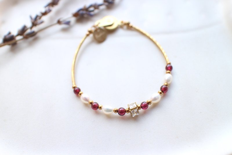 The red-Garnet pearl brass bracelet - สร้อยข้อมือ - โลหะ 