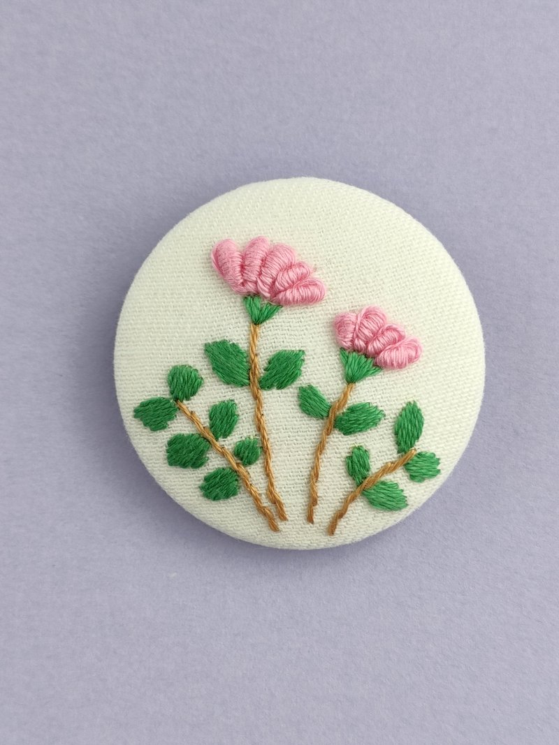 ふっくらピンクのお花刺繍ブローチor刺繍ヘアゴム - 胸針 - 棉．麻 粉紅色