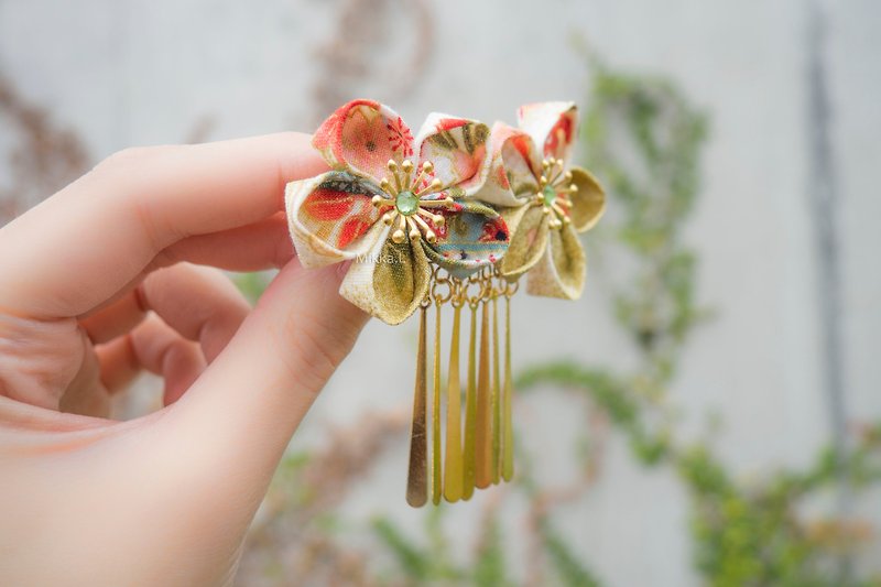 Japanese handmade flower head x Classical style gold and green metal long tassel hairpin Japanese fabric - Hair Accessories - Cotton & Hemp Gold