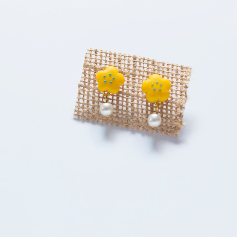 Hand made golden yellow flower Swarovski pearl earrings 925 pure silver ear clip ear clip - ต่างหู - ดินเหนียว สีส้ม