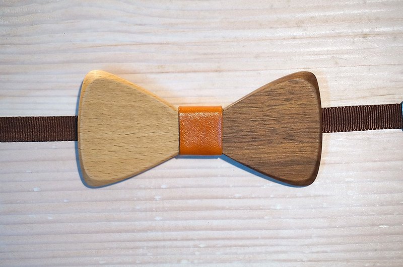 Natural log bow tie-beech + walnut + orange leather leather (wedding/new couple/formal occasion) - อื่นๆ - ไม้ สีนำ้ตาล