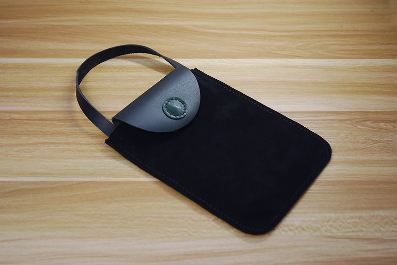 Mobile phone small bag leather hand sewing (black) - กระเป๋าถือ - หนังแท้ สีดำ