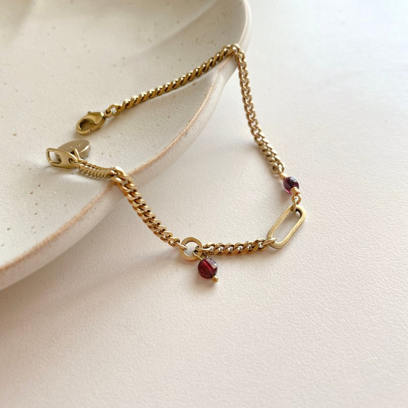 小女人 -ガーネット 真鍮ブレスレット - ブレスレット - 銅・真鍮 多色