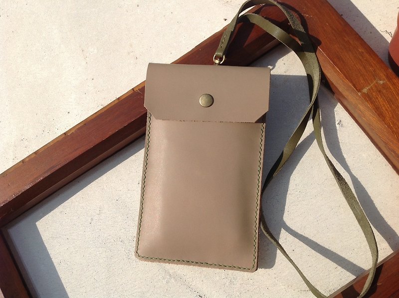 [Then] phone leather strap, can put money card, cards, hanging chest, purse handmade leather tea color - กระเป๋าแมสเซนเจอร์ - หนังแท้ สีกากี