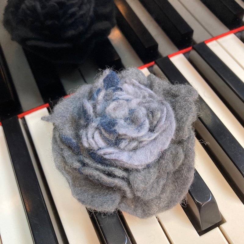 Handmade Wet felt Flower Corsage/ Brooch - เข็มกลัด - ขนแกะ 