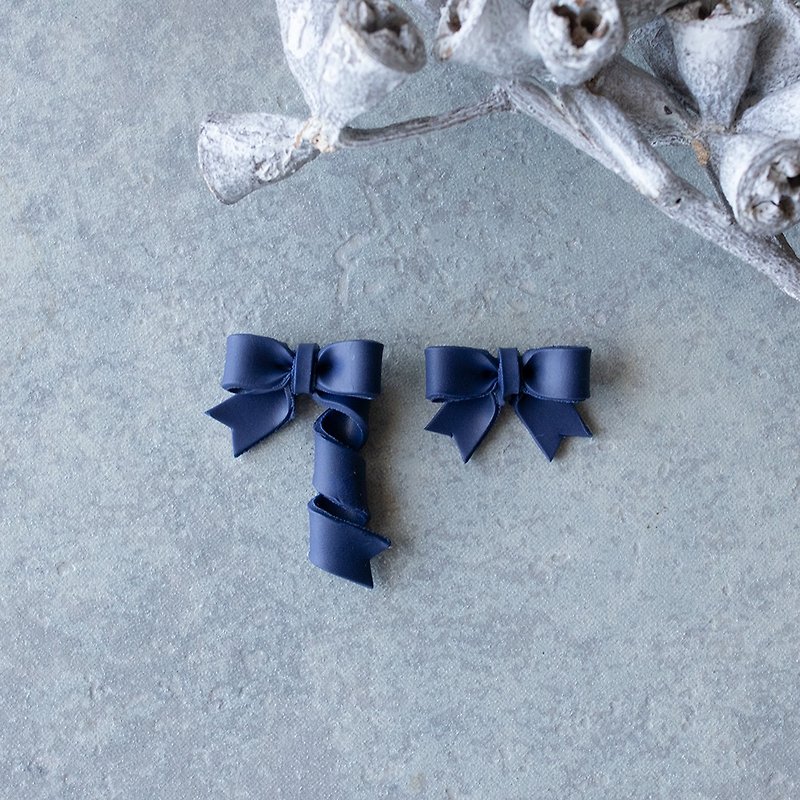 Ribbon Earrings / navy - ต่างหู - ดินเหนียว สีน้ำเงิน