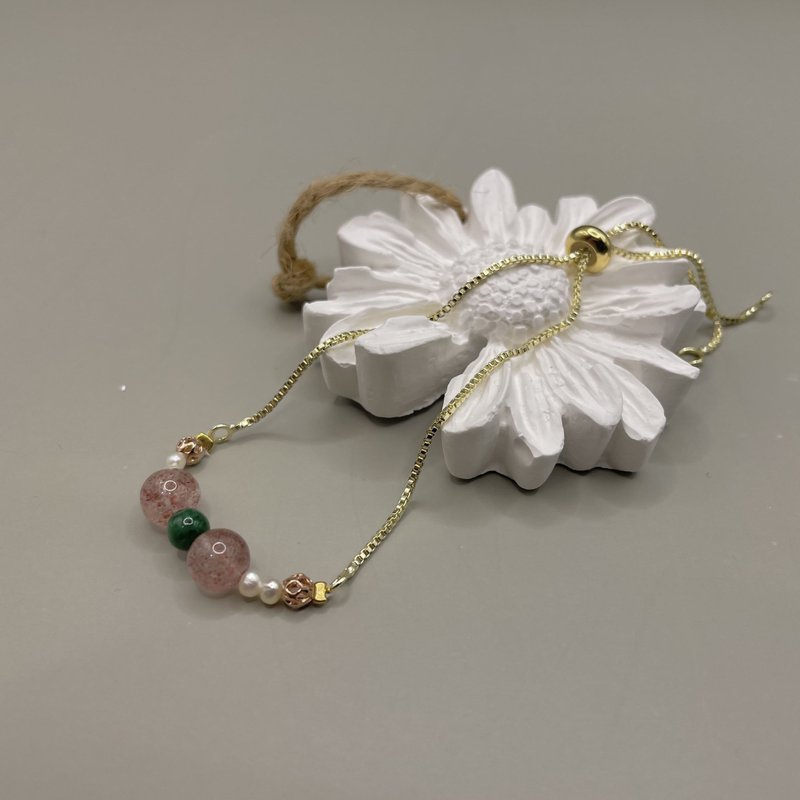 Christmas knot, red strawberry crystal + emerald + pearl bracelet, 14K Bronze gold injection bracelet, design - สร้อยข้อมือ - คริสตัล 