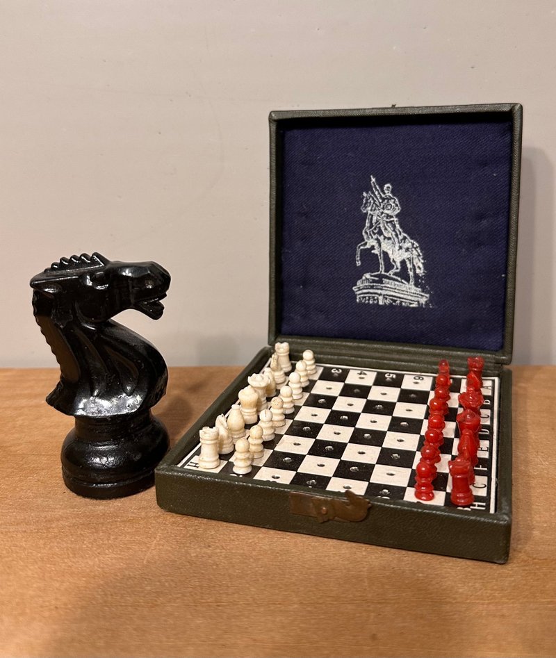 Vintage pocket chess set from USSR, 1950ies - 桌遊/卡牌 - 塑膠 咖啡色