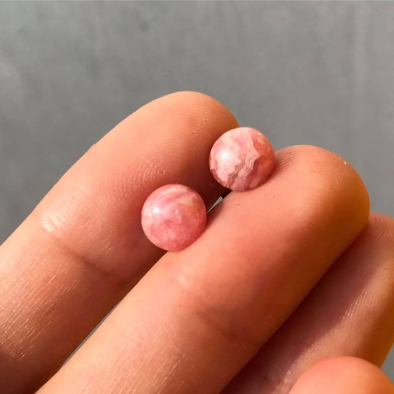 ] [ロストとささやかな贈り物を見つける天然石のイヤリング赤い線 - ピアス・イヤリング - 宝石 ピンク