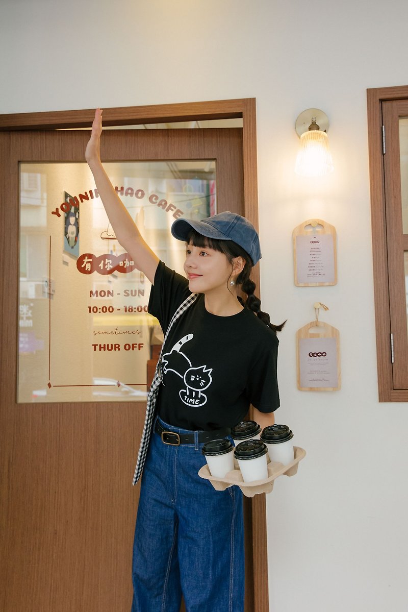 Space-time cat TIME CAT cat print T-shirt Japan UA material - เสื้อยืดผู้หญิง - ผ้าฝ้าย/ผ้าลินิน สีดำ
