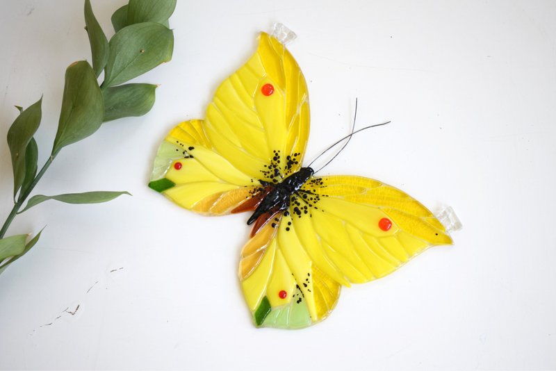 Glass yellow butterfly suncatcher for window or garden - Fused glass sun catcher - ตกแต่งผนัง - แก้ว สีเหลือง