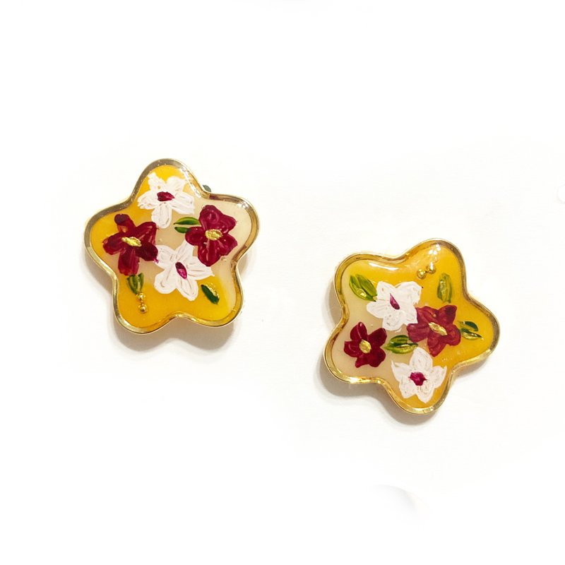 日本樹脂黃色花朵手繪耳環(可改夾) - 耳環/耳夾/耳骨夾 - 樹脂 黃色