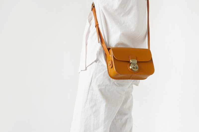 Original handmade ladies bag vegetable tanned leather retro shoulder messenger bag simple art saddle bag - กระเป๋าแมสเซนเจอร์ - หนังแท้ สีส้ม