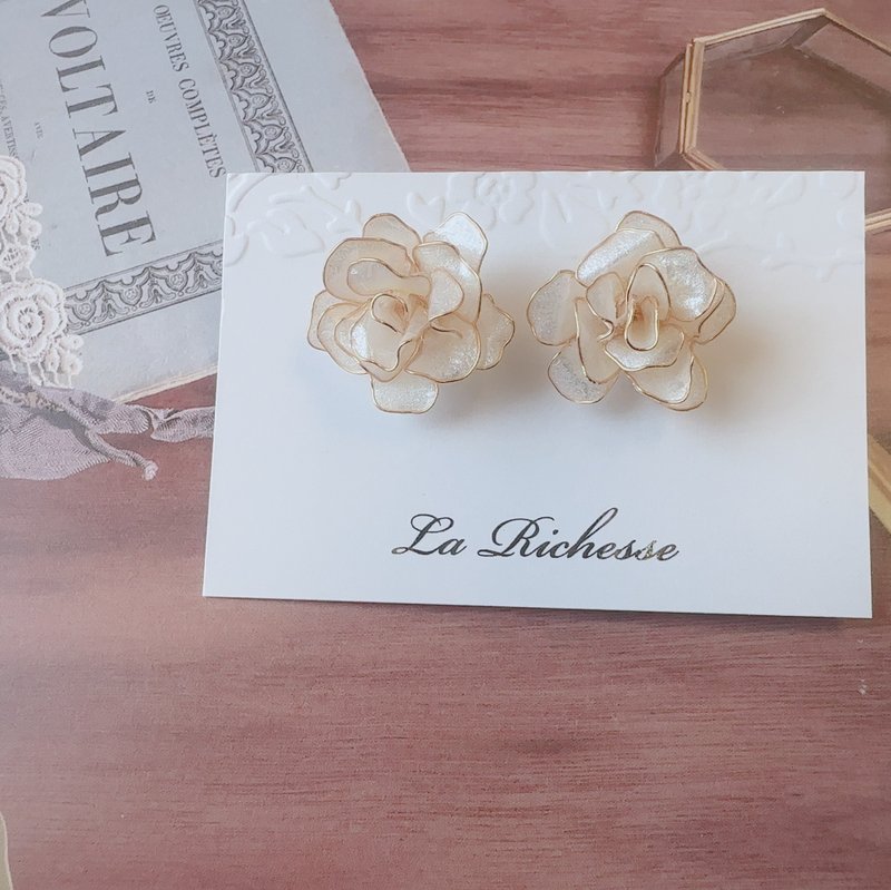 Piccole rose: Small white rose earrings - Earrings & Clip-ons - Other Materials White