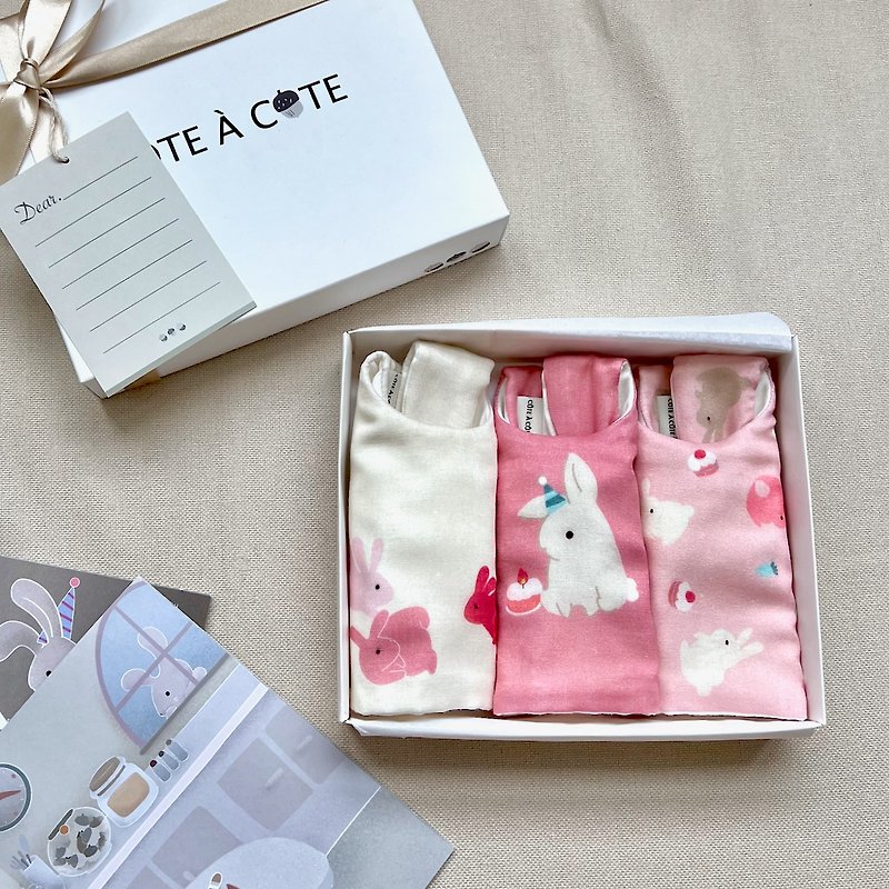 【客製刺繡-口水巾3件組彌月禮盒】我愛我的生日 兔子寶寶 八層紗 - 彌月禮盒 - 棉．麻 粉紅色