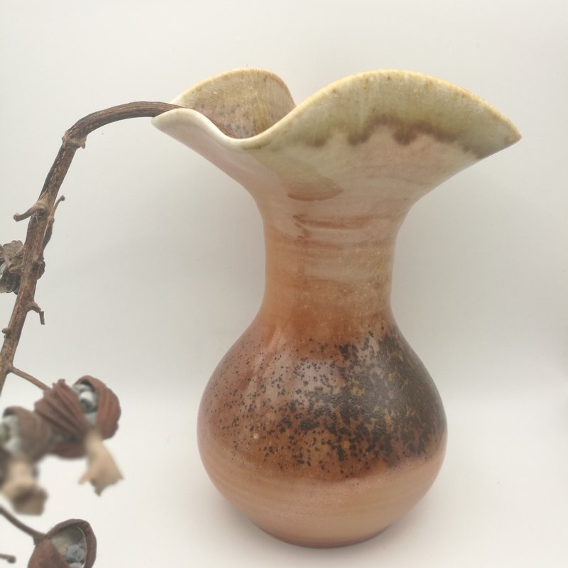 hand-thrown/wood-fired/vase/natural ash glaze/flame marks/ideal gift/keepsake - เซรามิก - ดินเผา สีทอง