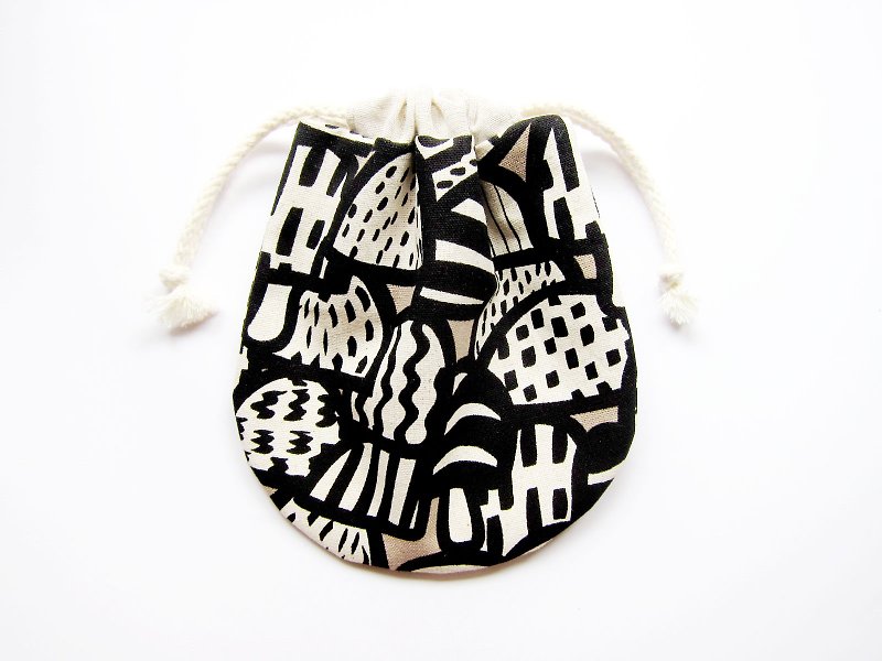 Drawstring pocket storage bag small bag retro mushroom can also choose other coin purse fabric pattern - กระเป๋าเครื่องสำอาง - ผ้าฝ้าย/ผ้าลินิน สีดำ