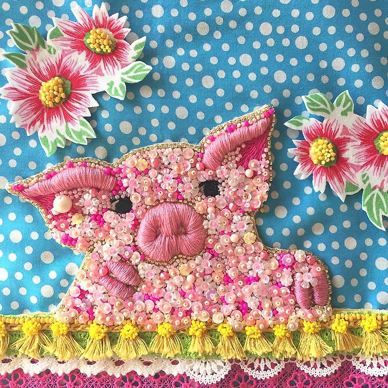 A little pig with flowers  刺繍 ブタ アニマル 動物 ピンク ビーズ  - その他 - 刺しゅう糸 ピンク