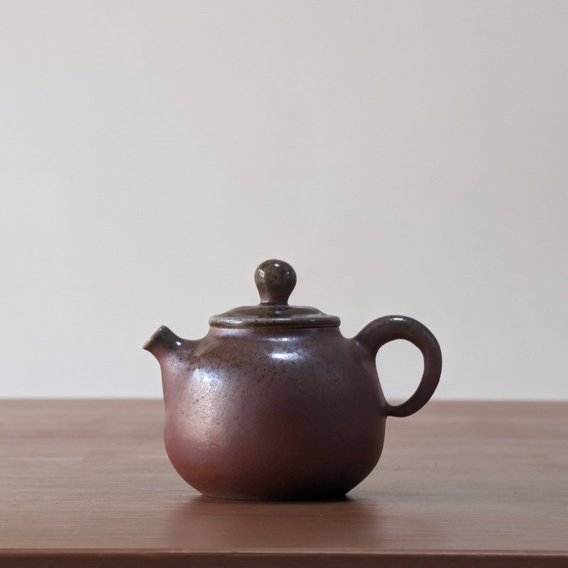 Small reddish-brown wood-fired pottery hand-pressed teapot - ถ้วย - ดินเผา สีนำ้ตาล