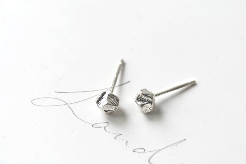 迷你小石子耳環 Mini Stone Earring 風景系列 925純銀 - 耳環/耳夾 - 其他金屬 銀色