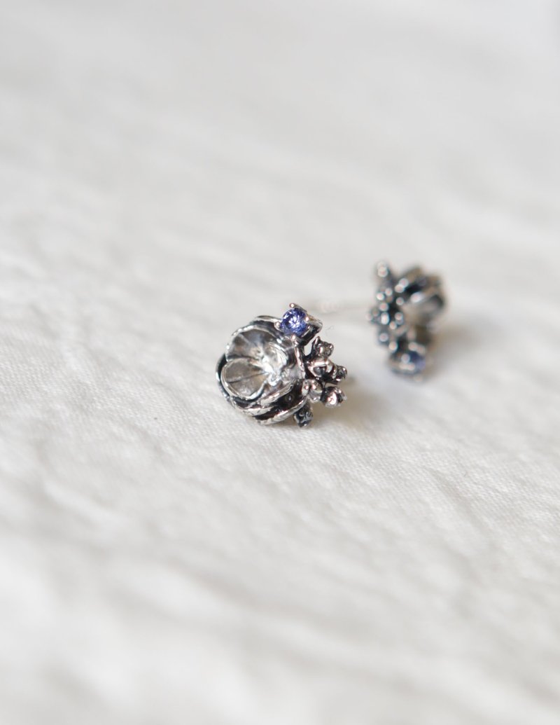 Sterling Silver 925 Half Three-dimensional Hydrangea Stone Earrings - ต่างหู - เงินแท้ สีเงิน