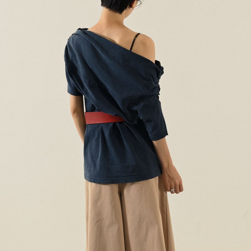 【NaSuBi Vintage】Upcycling斜肩領口古著上衣 - 女 T 恤 - 棉．麻 藍色