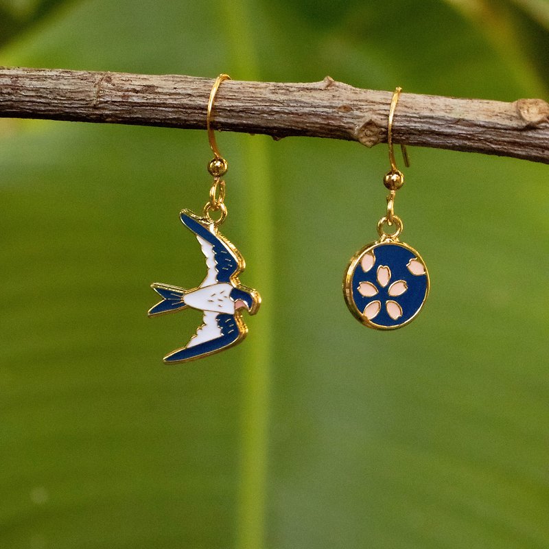 Blue Barn Swallow and Cherry Blossom Combination Flying Free Taiwan's Unique Clip-on Earrings - ต่างหู - ทองแดงทองเหลือง สีน้ำเงิน