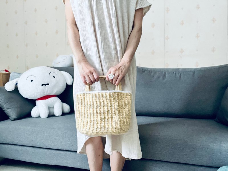 Handmade warm slightly yellow woven handbag - กระเป๋าถือ - วัสดุอื่นๆ สีเหลือง