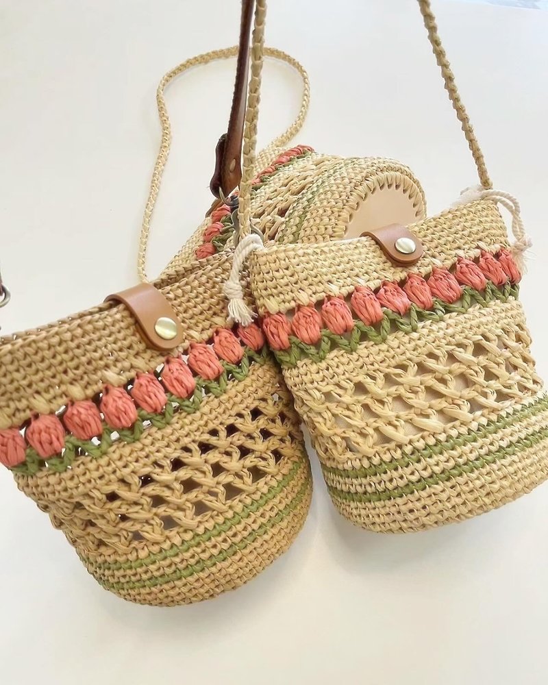 Raffia cotton straw tulip perfume bucket bag hand crocheted - กระเป๋าถือ - ผ้าฝ้าย/ผ้าลินิน 