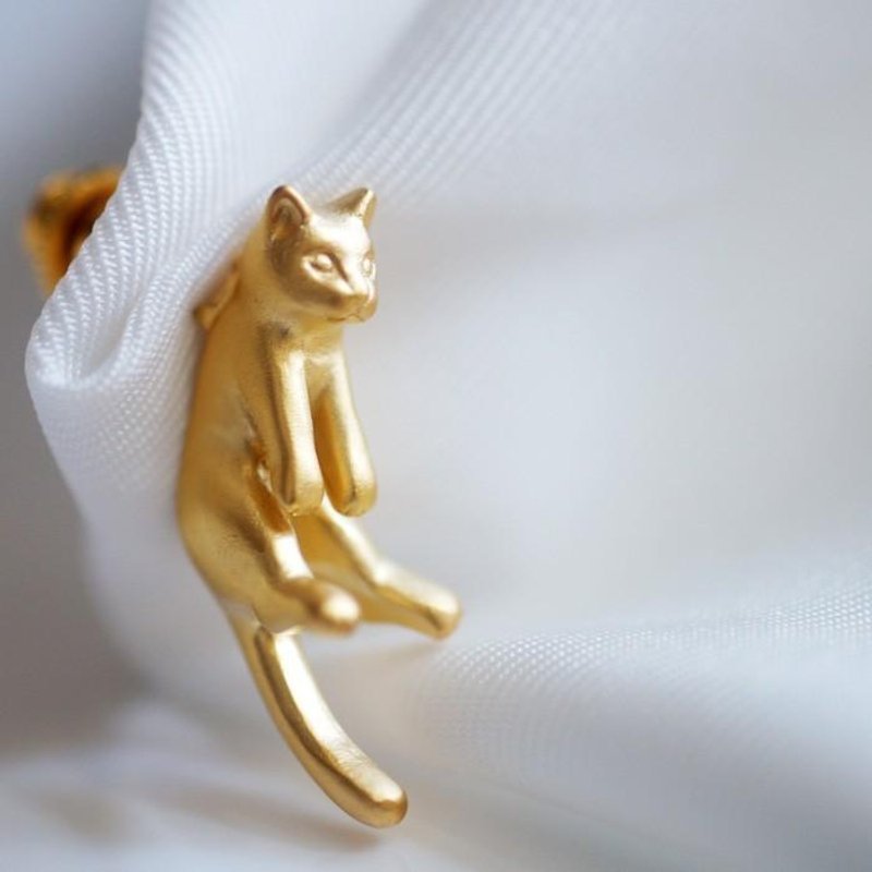 Cat Pin Brooch Guri Gold - Brooches - Copper & Brass 