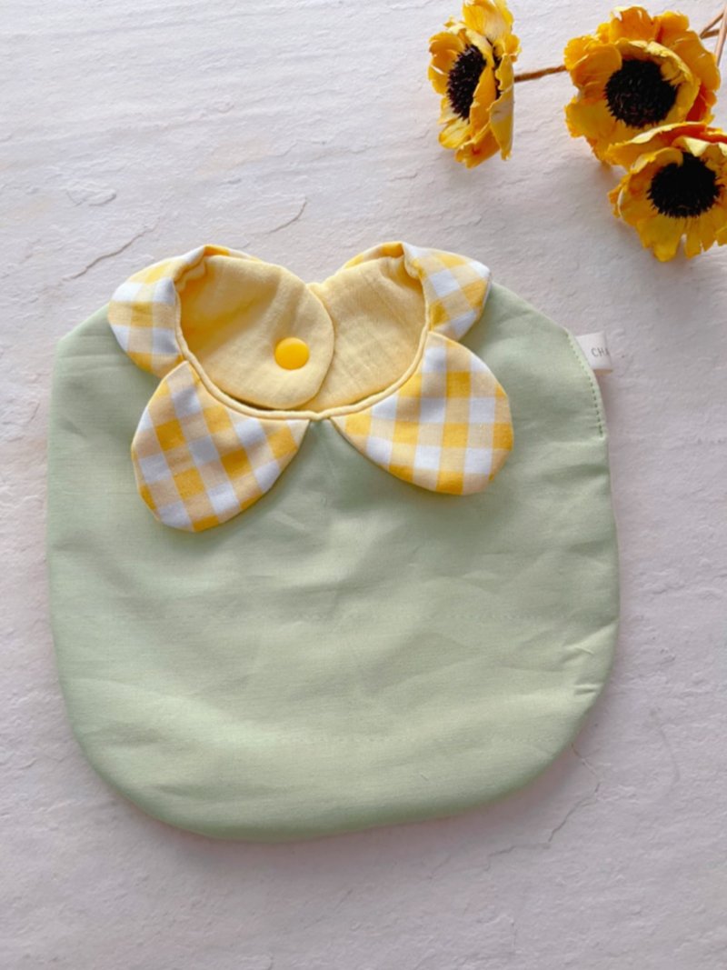 Little yellow butterfly on grass handmade cotton six-layer yarn butterfly collar bib saliva towel - ผ้ากันเปื้อน - ผ้าฝ้าย/ผ้าลินิน หลากหลายสี