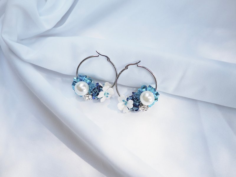 Spring floral hoops earrings with big pearl. Blue color