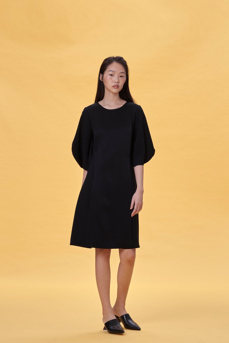 Black Dress with Arc Sleeves - ชุดเดรส - ไฟเบอร์อื่นๆ สีดำ