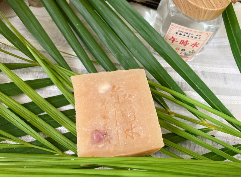 醋蛾子桃花淚午時水艾草平安皂/安神、除穢/卓瑪愛象/精油手工皂 - 其他 - 其他材質 金色