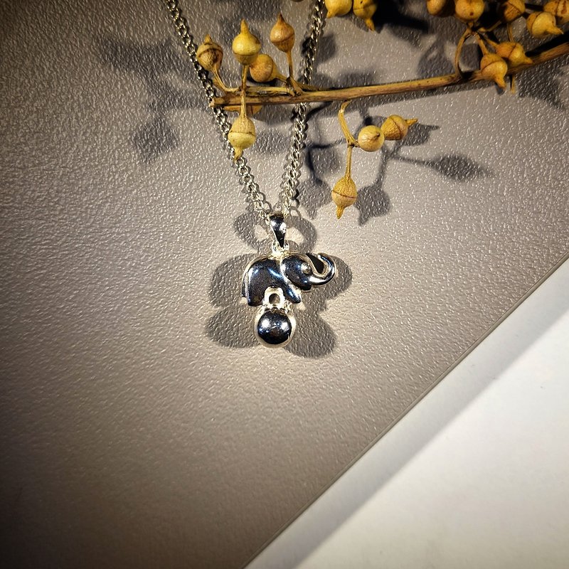 【JE Hand Made】Handmade 925 Sterling Silver Necklace Elephant with Ball - Necklaces - Sterling Silver Silver