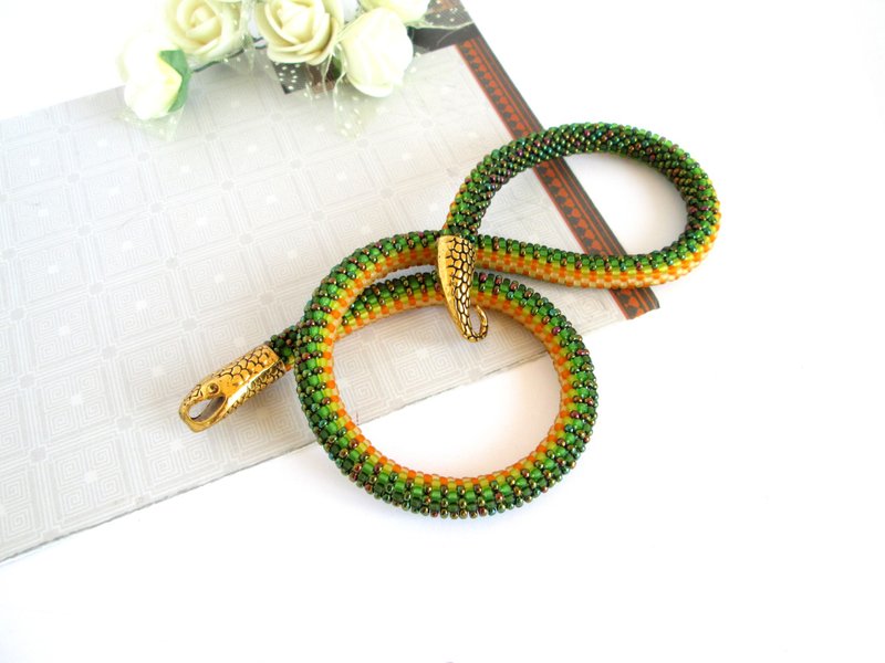 Beaded Snake Green bracelet for women Ouroboros jewelry Snake rope - สร้อยข้อมือ - วัสดุอื่นๆ สีเขียว