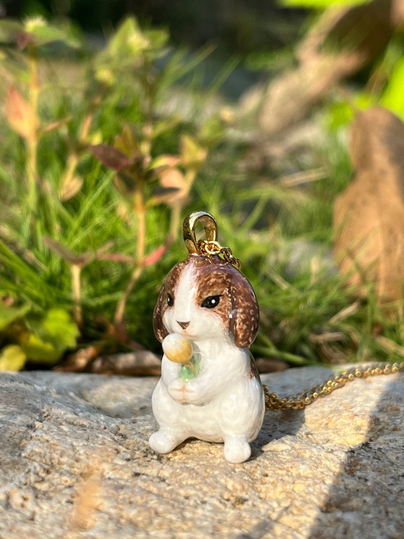 童趣手工琺瑯彩繪垂耳兔手抱鬱金香項鍊~咖啡&白色 - 項鍊 - 琺瑯 