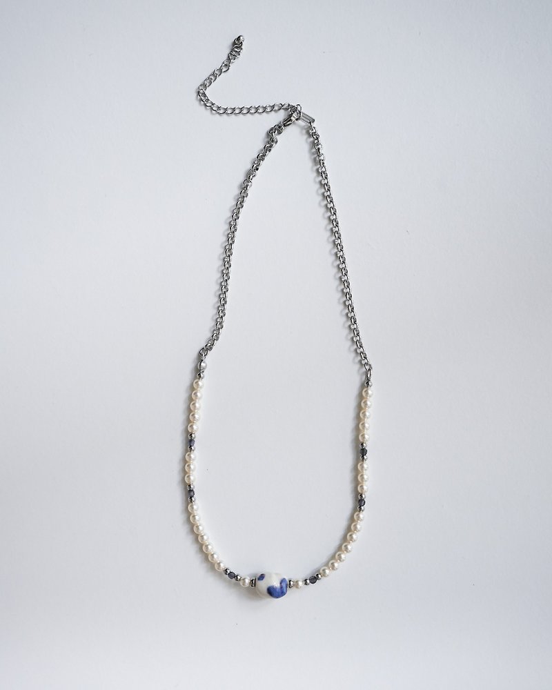 Ceramic x glass twisted sugar bead necklace blue purple x pearl Ceramic Glass Necklace - สร้อยคอ - แก้ว สีน้ำเงิน