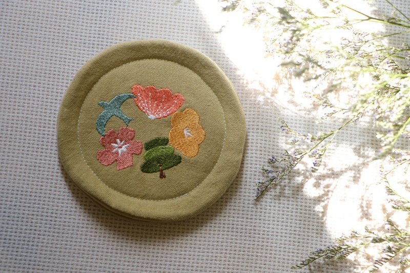 原胚色/杯墊/刺繡款/自家繪製電繡/如果三巷 - 杯墊 - 棉．麻 卡其色