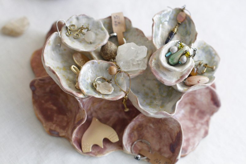 Purely hand-shaped blooming ceramic jewelry tray/storage - กล่องเก็บของ - ดินเผา สึชมพู