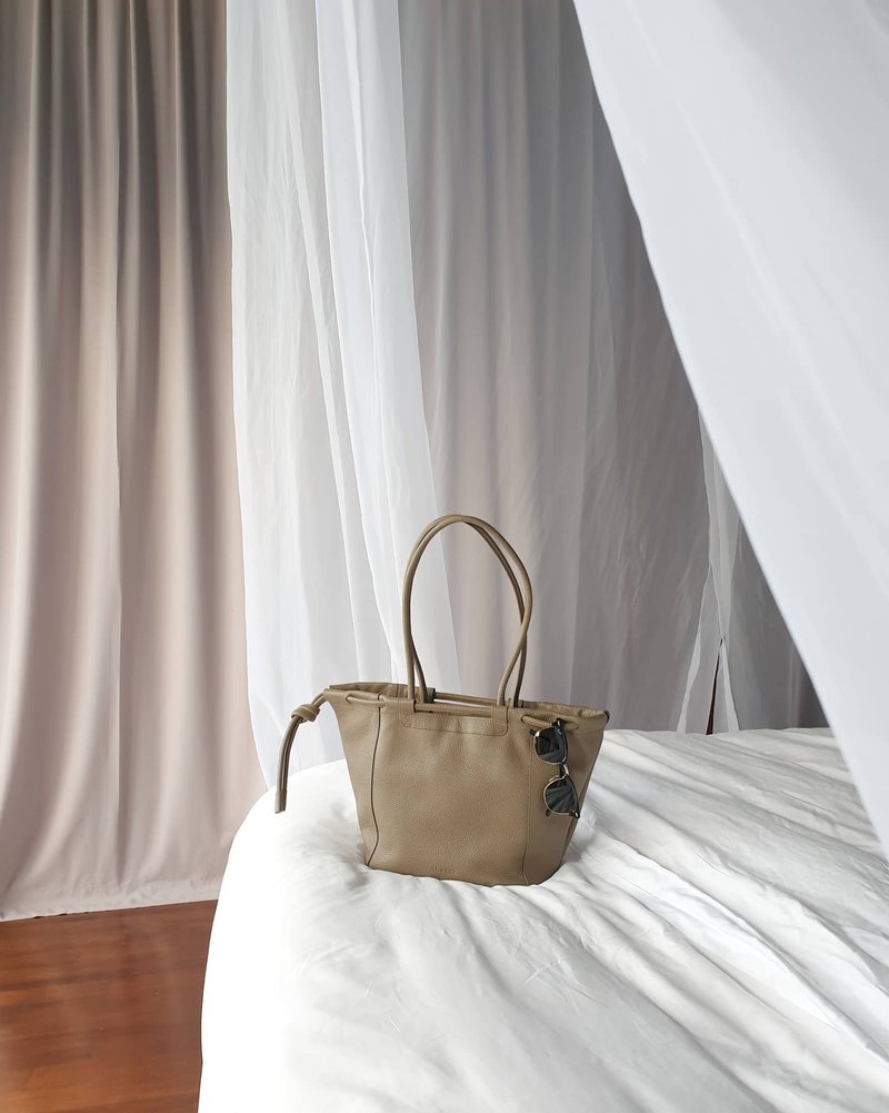 Heather Tote Bag in Mushroom - 手提包/手提袋 - 真皮 卡其色