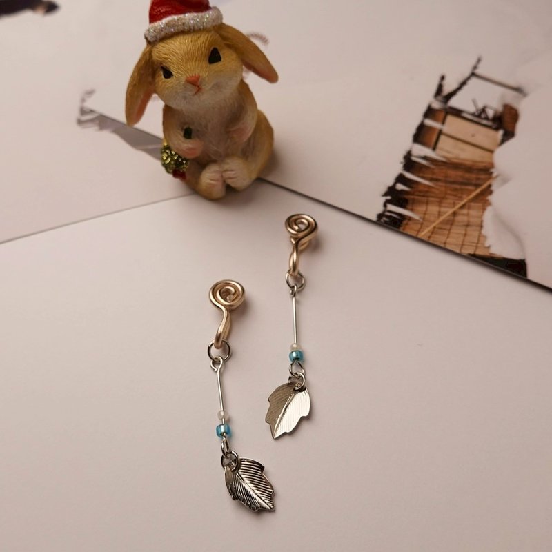 Xiao Ri Fei Fei Pain-Free Ear Clips / Silver Leaf - Earrings & Clip-ons - Other Metals 