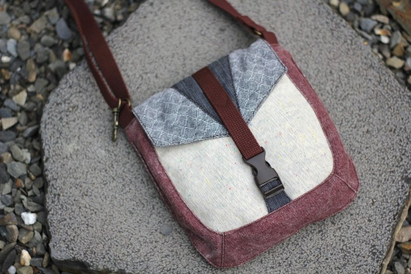 Arrow small side bag_twisted plaid grows on grapes - กระเป๋าแมสเซนเจอร์ - วัสดุอื่นๆ 