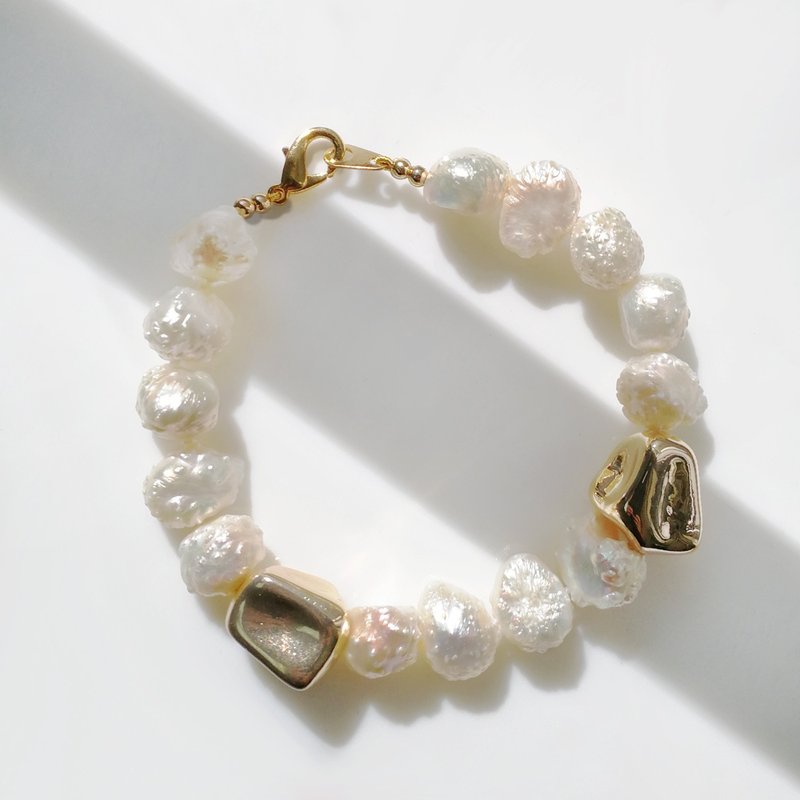 Erica- Popcorn Shape Freshwater Pearl Bracelet - สร้อยข้อมือ - ไข่มุก สีทอง