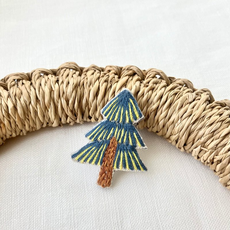 Brooch / Nuan's Forest / Fir tree - 胸針 - 繡線 綠色