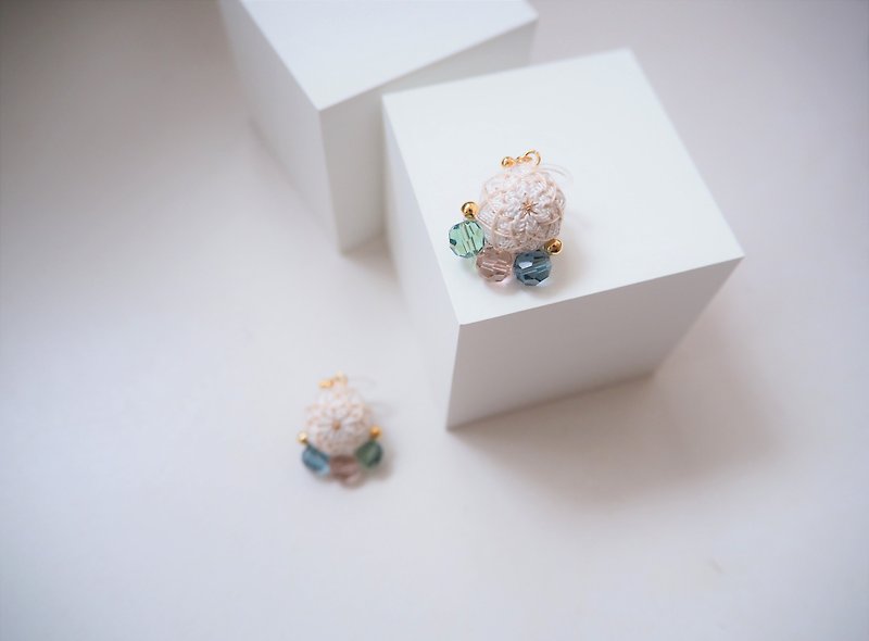 tachibanaya Japanese TEMARI Jewelry earrings 日本的傳統工藝 手鞠球 刺繡 耳環 莫蘭迪色系 - 耳環/耳夾 - 繡線 灰色