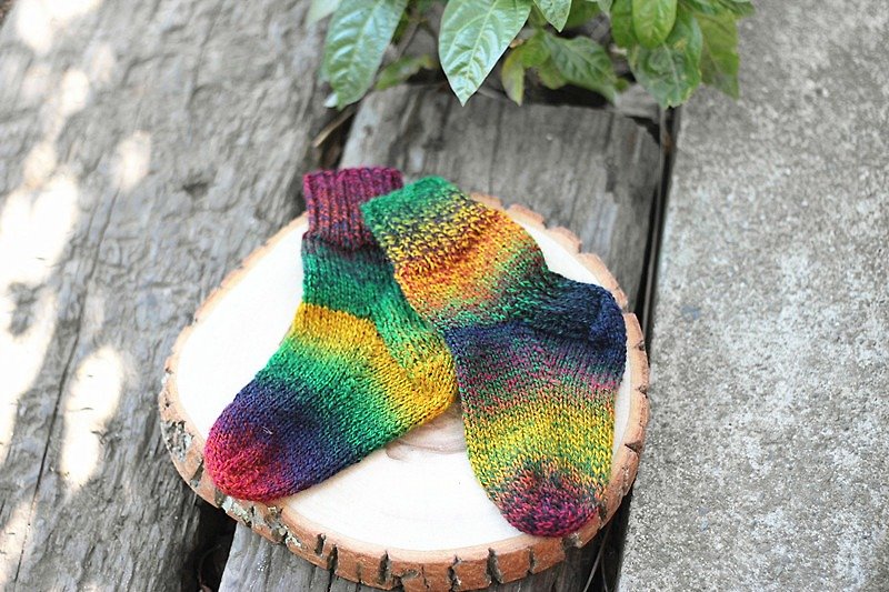 【好日手作】handmade 冬季。編織手織毛線小孩保暖襪／毛線襪／聖誕禮物 - 襪子 - 聚酯纖維 多色