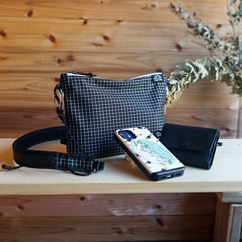 X-Grid・ストラップ付き・Black・さこぽM / 超軽量・防水・サコッシュ・ショルダーバッグ・ポーチ・登山やキャンプなどのアウトドアに・slowhike - 化妝包/收納袋 - 尼龍 黑色