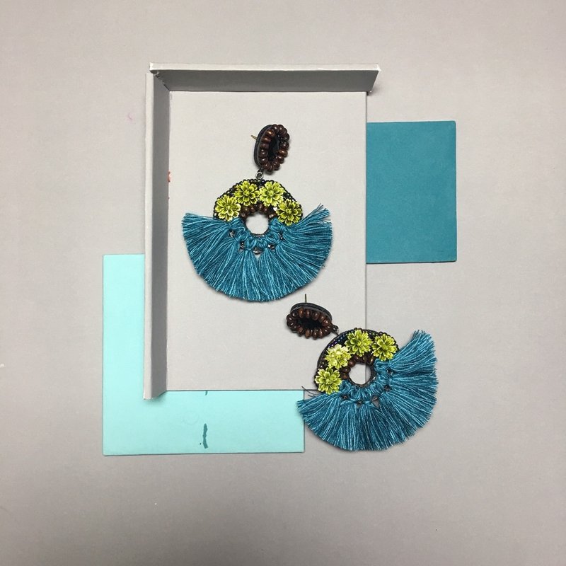 Earrings: donut flower green - 耳環/耳夾/耳骨夾 - 其他材質 綠色