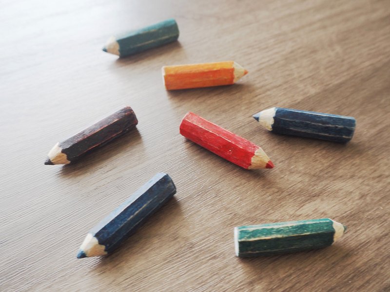 手作り木彫りブローチ ピンバッジ 色鉛筆 - ピンバッジ・ピンズ - 木製 